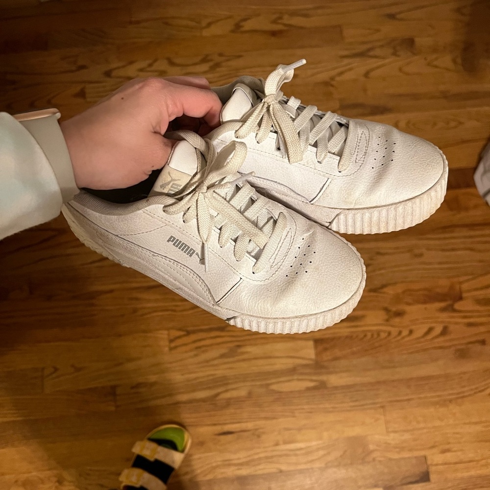White puma sneakers